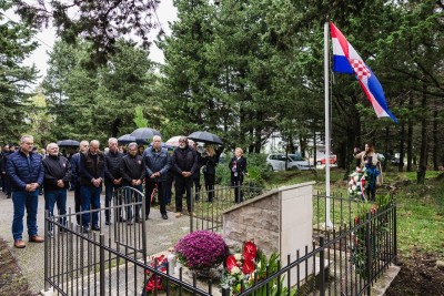Položeni vijenci za stradale branitelje na Bosanci FOTOGALERIJA